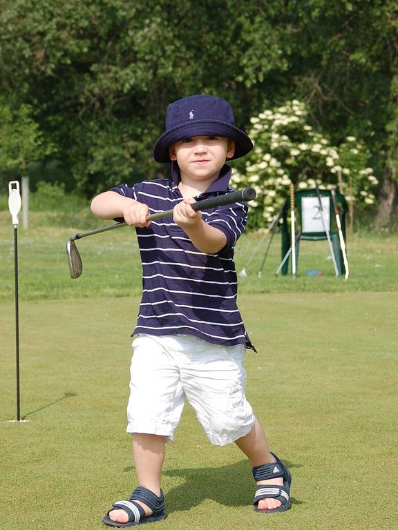 S každým sportem je nejlépe začít od mala, tak jako Alex Hodný, nejmladší člen golfového klubu.