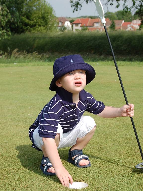 S každým sportem je nejlépe začít od mala, tak jako Alex Hodný, nejmladší člen golfového klubu.