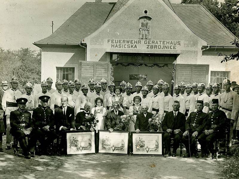 Hasiči se starostou městyse a majitelem velkostatku v roce 1943.