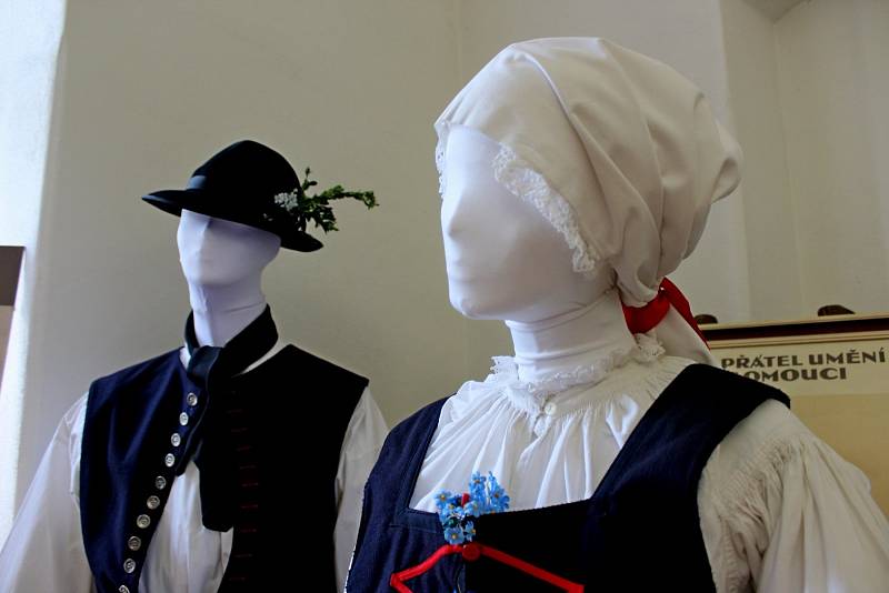V ZAJETÍ KROJOVÉ KRÁSY. Podoby tradičního oděvu a jeho proměny v průběhu času jsou k vidění v Galerii Joži Uprky v Uherském Hradišti.