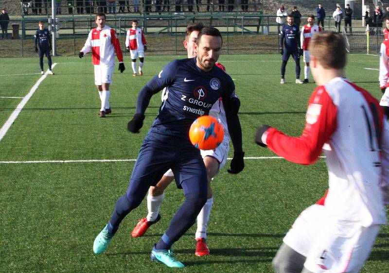 Fotbalisté ligového Slovácka (v modrých dresech) zvítězili na umělé trávě v Kroměříži 4:1. Na snímku Haris Harba.