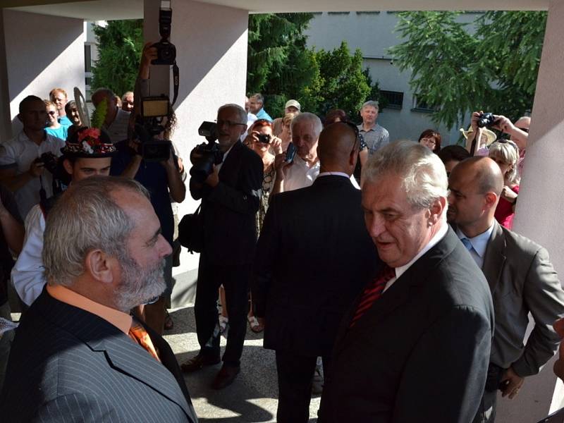 Prezidenta Zemana čekalo v Osvětimanech velmi vřelé přivítání.