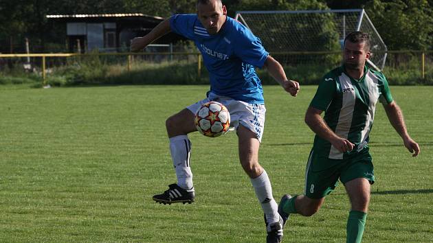 Fotbalisté Ostrožské Nové Vsi (zelenobílé dresy) v nedělním zápase zdolali Vlčnov 3:0.