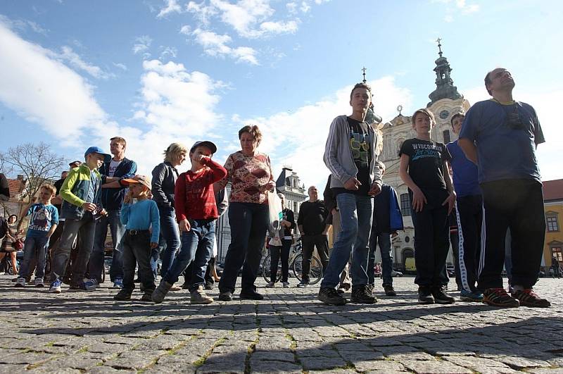 Pohár pro mistrovství Evropy do 21 let vystavený na náměstí v Uherském Hradišti.