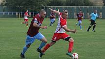 Fotbalisté Slavkova (bíločervené dresy) na úvod nové sezony zdolali Velký Ořechov 1:0.