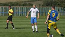 Fotbalisté Slavkova (modré dresy) v 7. kole I.B třídy přehráli oslabený Tlumačov 3:0.