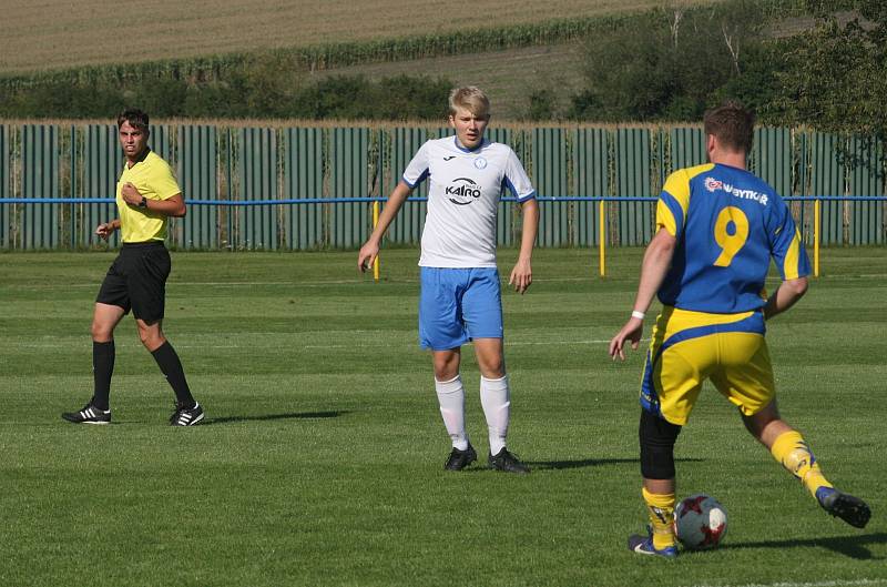 Fotbalisté Slavkova (modré dresy) v 7. kole I.B třídy přehráli oslabený Tlumačov 3:0.