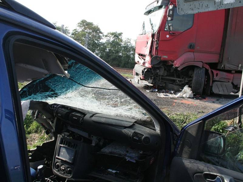 Tragická dopravní nehoda se smrtelným zraněním zastavila dopravu mezi Starým Městem a Kostelany nad Moravou. 