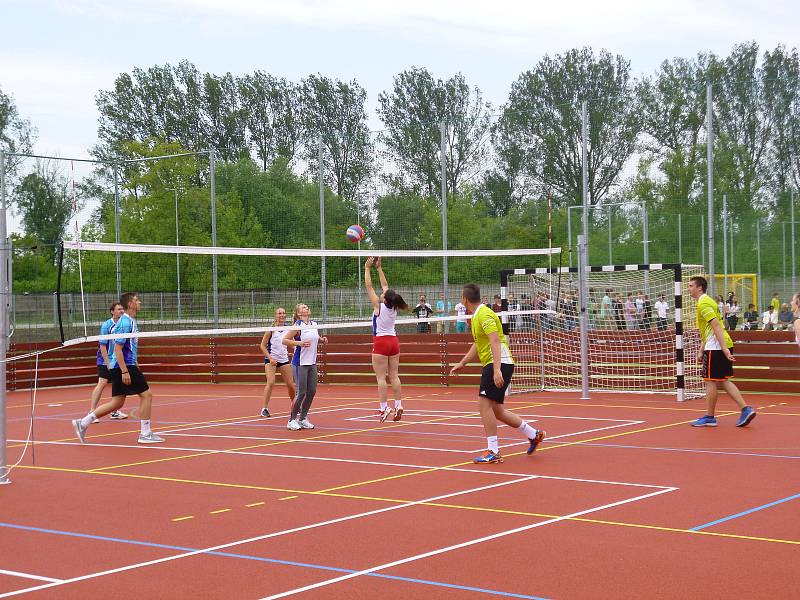 Ve Slováckých strojírnách vyrostlo nové sportovní hřiště. Studenti tam můžou hrát i plážový fotbal