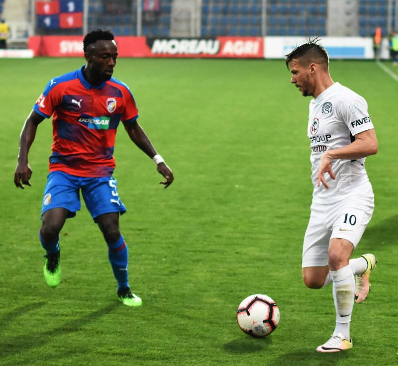 Fotbalisté Slovácka (v bílých dresech) ve 27. kolo FORTUNA:LIGY podlehli Plzni 0:1.