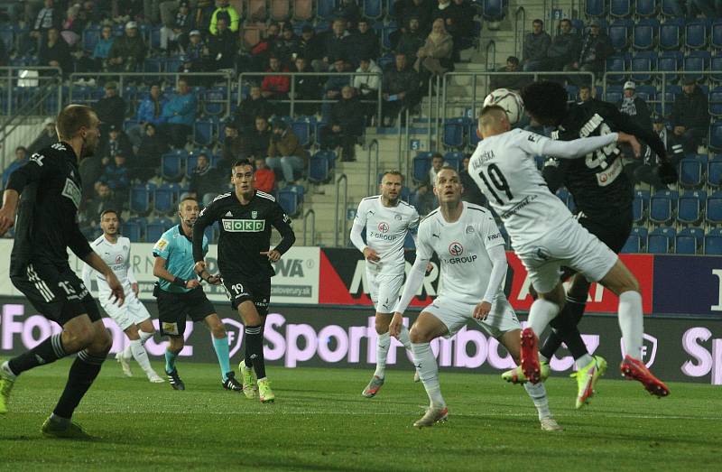 Fotbalisté Slovácka (bílé dresy) se v osmifinále MOL Cupu utkali s Karvinou.