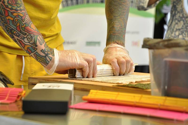 Lukáš Neckář připravuje svou specialitu - color sushi - na Garden Food Festivalu ve Smetanových sadech v Uherském Hradišti; sobota 22. srpna 2020