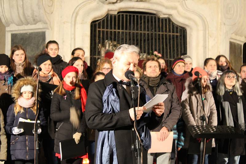 Stovky lidí vzpomínaly v sobotu navečer v Uherském Hradišti na Sametovou revoluci před 29 lety.