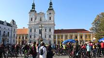 Příznivci cyklistiky a vína se 9. října dopoledne vydali z Masarykova náměstí v Uherském Hradišti do okolí v rámci tradiční akce s názvem Na kole vinohrady Uherskohradišťska. 