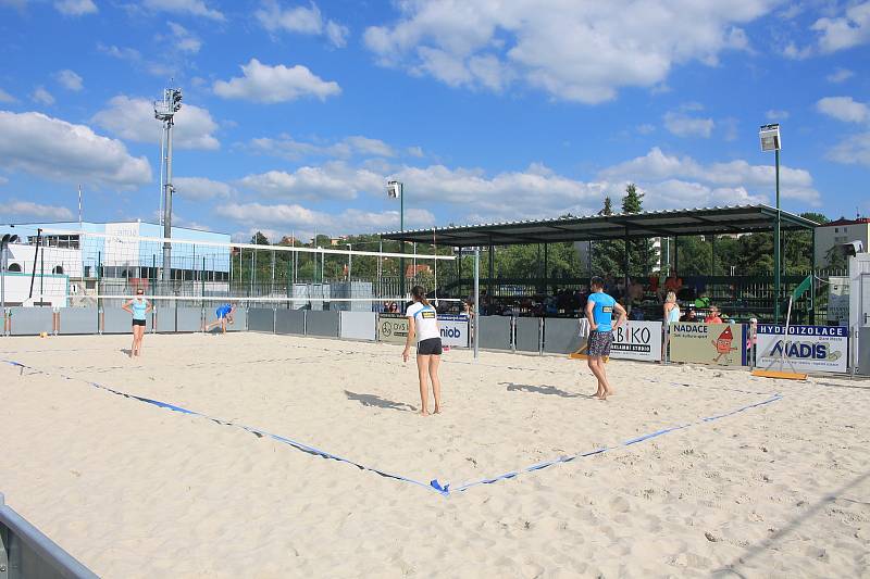 Sedmý ročník benefičního turnaje smíšených dvojic Afrika Beach Open v Uherském Hradišti.