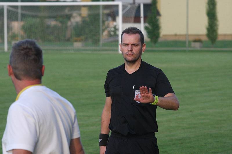 Fotbalisté Uherského Brodu (červené dresy) porazili v 1. kole MOL Cupu Viktorii Otrokovice 2:1 po prodloužení.