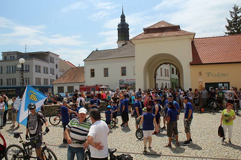 Protestní pochod na ochranu zdroje pitné vody u Uherského Ostrohu pořádaný spolkem Za vodu pro lidi, 13. června 2020