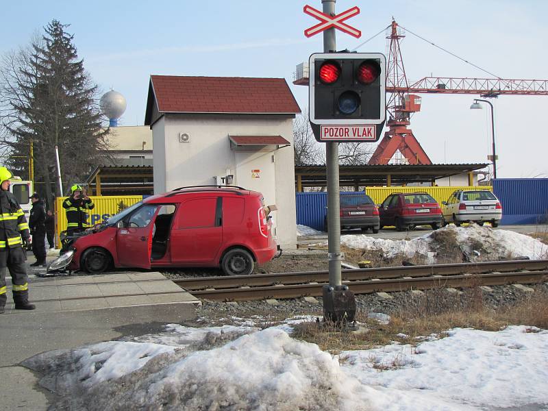 Osobní auto se na přejezdu u Uherského Ostrohu srazilo s vlakem.