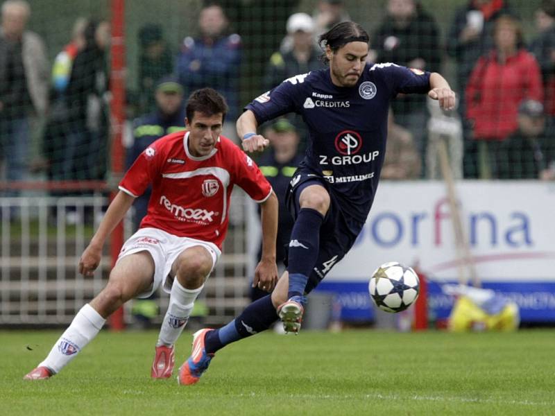 Fotbalový zápas Poháru České pošty mezi FK Pardubice (v červenobílém) a 1. FC Slovácko na hřišti Pod Vinicí v Pardubicích.