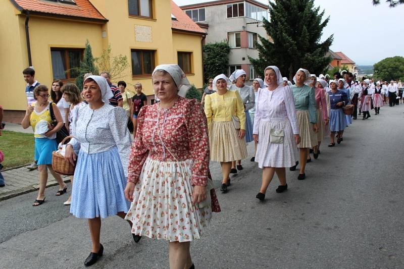 Návštěvníci VI. ročníku TOP víno Slovácka se v sobotu na hřišti u školy rozhodně nenudili.