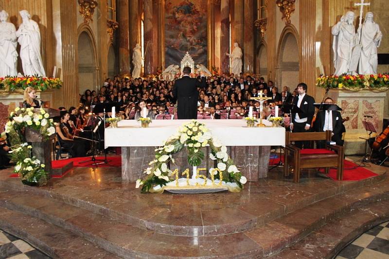 Někteří poutníci vyhledávali chládek v bazilice, kde mši doprovázela Filharmonie Bohuslava Martinů Zlín.