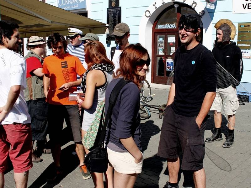 U Orlovny na Mariánském náměstí se sešlo třicet pět recesistů na bicyklech, aby se vydali na 39. ročník jízdy Giro de Pivko.