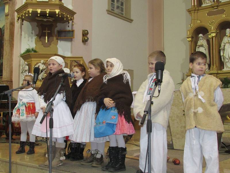 Malí i velcí umělci zahráli nejen vánoční písně