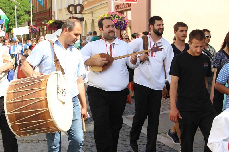 Krojovaný průvod v ulicích Uherského Hradiště tradičně patří k zahájení Kunovského léta. 