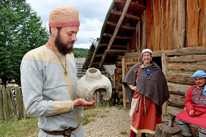 Archeoskanzen na Modré žil po dobu dvou týdnů programem pro školy s názvem Velká Morava.