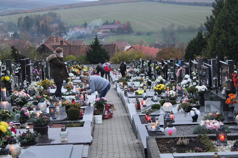 Dušičkový čas a výzdoba hrobů na hřbitově v Dolním Němčí