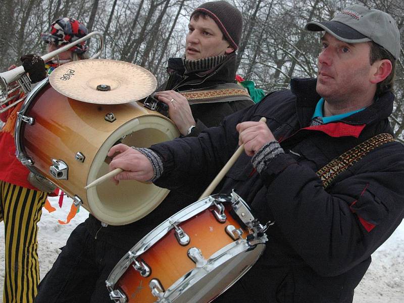 Březovou procházel průvod v čele s dechovou muzikou.