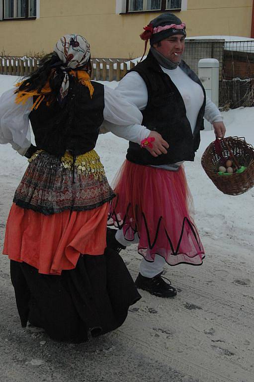 Březovou procházel průvod v čele s dechovou muzikou.