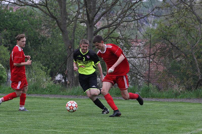 Fotbalisté Jalubí (žlutočerné dresy) v semifinále Poháru OFS Jarošovský pivovar zdolali Nedakonice 3:0.