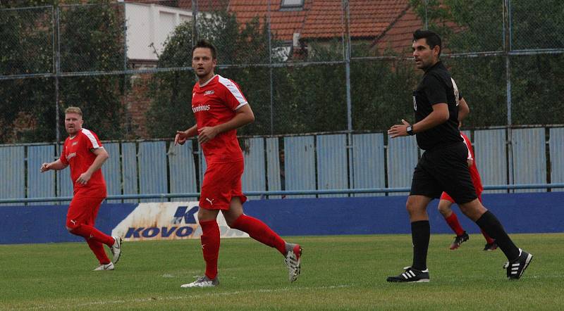 Fotbalisté Kunovic (modré dresy) ve 3. kole krajské I. A třídy skupiny B podlehli Újezdci 1:4.