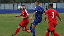 Fotbalisté Kunovic (modré dresy) ve 3. kole krajské I. A třídy skupiny B podlehli Újezdci 1:4.