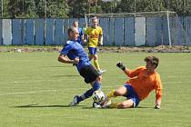 Fotbalisté Kunovic (modré dresy) v nedělním derby zdolalo Staré Město 2:1. Utkání sledovalo 505 diváků.