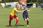 Fotbalisté Kroměříže (ve žlutých dresech)  klopýtli hned na startu nové sezony, když v Kunovicích podlehli béčku Slovácka 3:4.