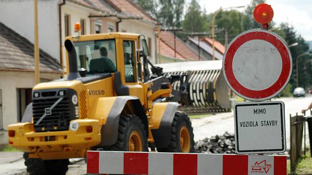 Těžká mechanizace začala v pondělí odstraňovat kostkový povrch silnice z průtahu Vlčnovem ve směru na Veletiny. 