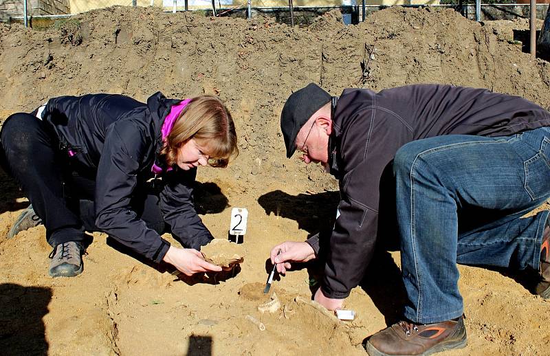 Další hroby Velkomoravanů objevili archeologové ve Starém Městě, při hloubení stavebních základů Cyrilometodějského centra  Na Valách.