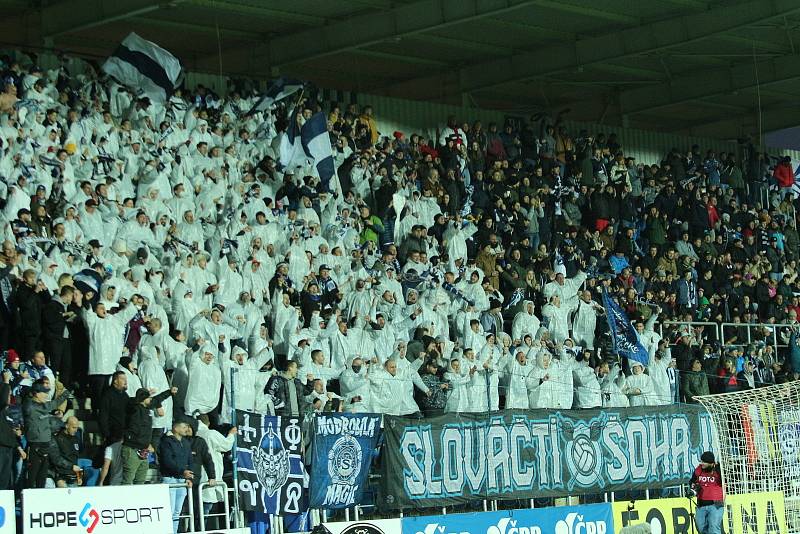 Fotbalisté Slovácka (bílé dresy) ve šlágru 15. kola FORTUNA:LIGY přehráli Spartu 4:0.