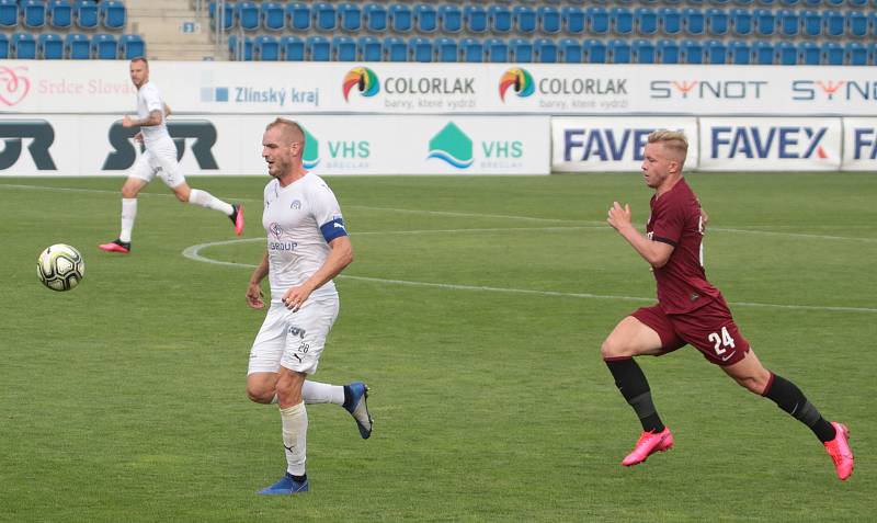 Fotbalisté Slovácka (v bílých dresech) v posledním zápase základní části FORTUNA:LIGY prohráli se Spartou 0:2