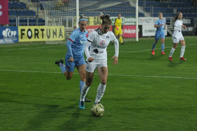 Fotbalistky Slovácka (bílé dresy) se v předehrávce 9. kole první ženské ligy utkaly s vedoucí Slavií Praha.