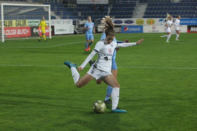 Fotbalistky Slovácka (bílé dresy) se v předehrávce 9. kole první ženské ligy utkaly s vedoucí Slavií Praha.