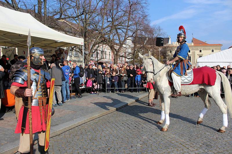 Masarykovo náměstí v Uherském hradišti se zaplnilo lidmi, vínoznalci, vinaři i hradišťským farářem Josefem Říhou, který přede všemi, i před sv. Martinem na koni požehnal letošním svatomartinským vínům.