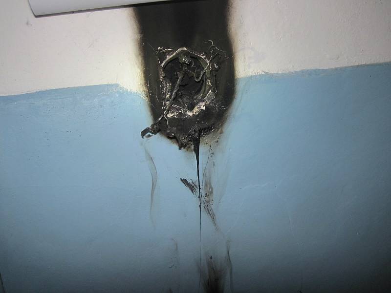 Elektroinstalace hořela podruhé během jednoho týdne v bytovém domě v Uherském Hradišti na Průmyslové ulici.
