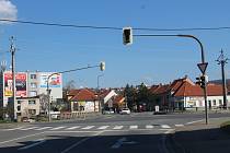 Hlavní křižovatka v Uherském Brodě brzdí už tak hustý provoz na frekventované silnici I/50.