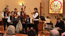 Starobylé horňácké velikonoční písně v podání cimbálové muziky Pentla zněly v sobotu kaplí Panny Marie Růžencové v Traplicích