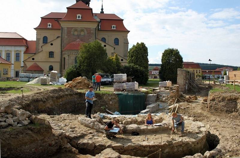 Základy areálu opatského domu a kruhové věže za bazilikou ve Velehradě se od loňského roku postupně měnily.