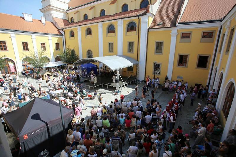 Slavnosti vína 2016 v Uherském Hradišti.  MOJE BOTEČKY CUPY, DUPY, moderovaná přehlídka součástí krojového vybavení, hraje CM Mladí Burčáci.