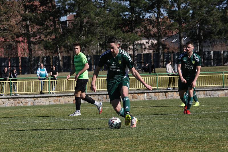 Derby fotbalistů Dolního Němčí (světle zelené dresy) s Nivnicí skončil v I. A třídě nerozhodně 2:2.